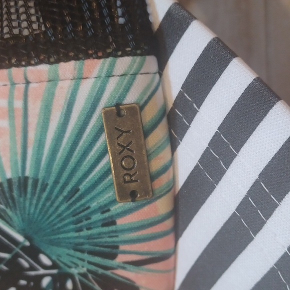 Roxy Black/White Floral Adjustable Trucker Hat - Picture 4 of 7